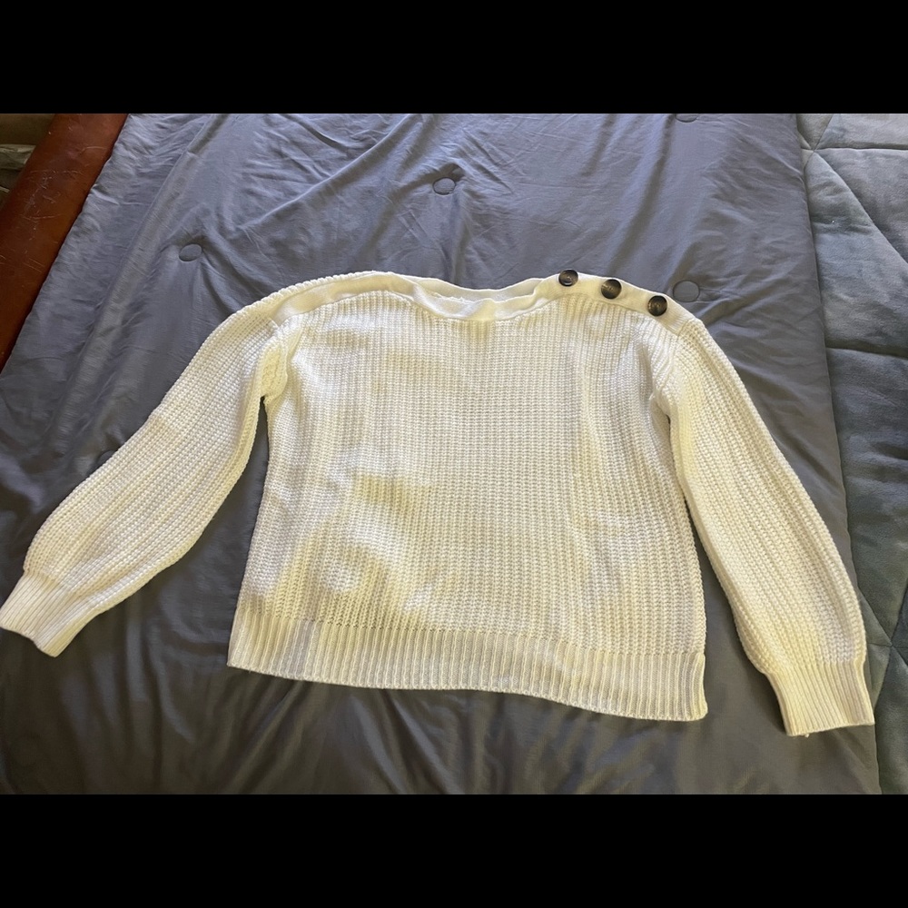 Woman’s Sweater with buttons on shoulder